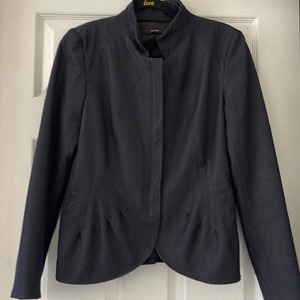 Gorgeous Tahari navy blue blazer size 10